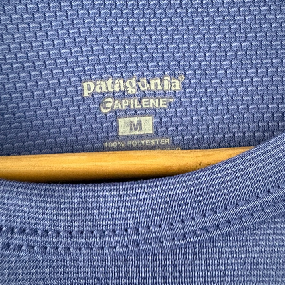 Patagonia woman’s Capilene long sleeve shirt periwinkle medium - Picture 3 of 3
